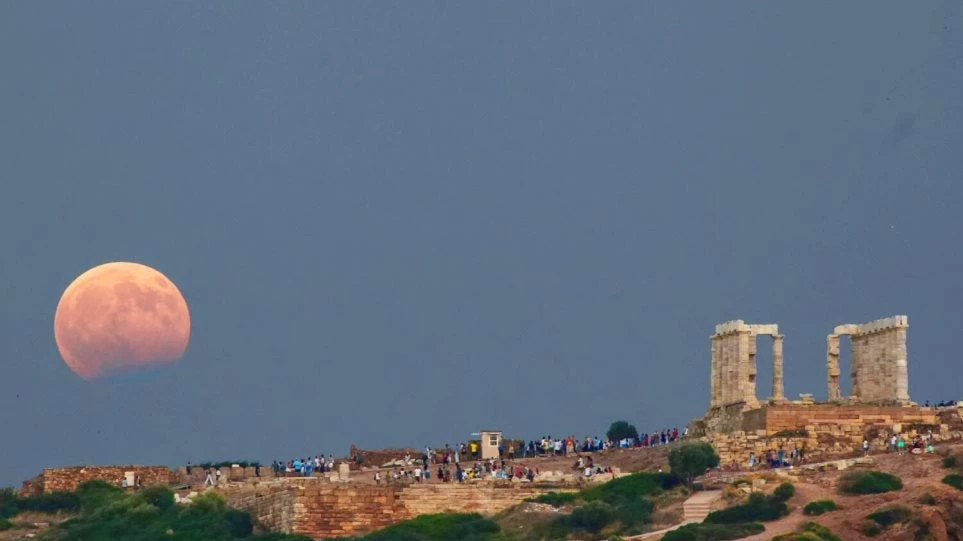 Πανσέληνος και «Σούπερ Μαύρη Σελήνη» -Εντυπωσιακά φαινόμενα του φυσικού δορυφόρου της Γης τον Αύγουστο